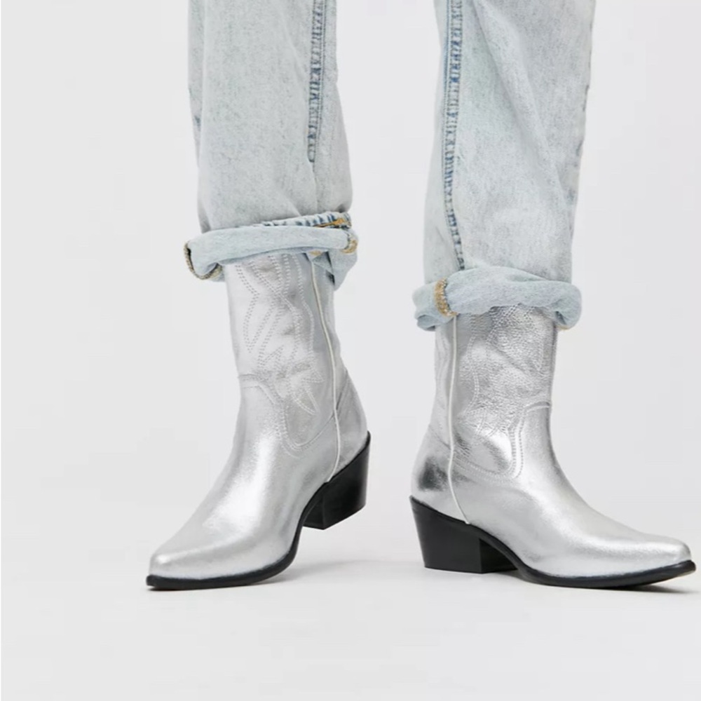 Urban Outfitters UO Leena Silver Metallic Cowboy Boot 9
